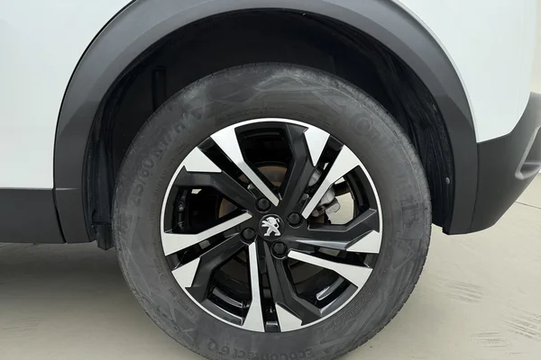 Peugeot 2008 (2023) — foto 13 van 16