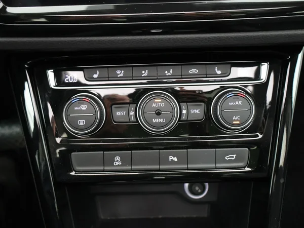Volkswagen Touran (2021) — foto 10 van 28