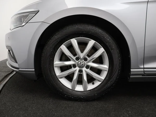 VOLKSWAGEN Passat SW (2020) — foto 17 van 23