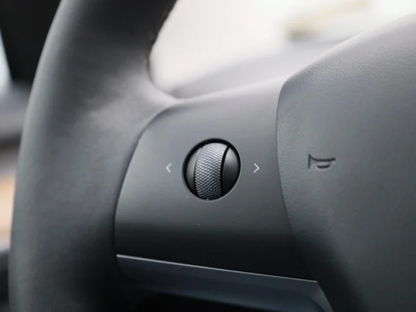 Tesla Model 3 (2023) — foto 9 van 44