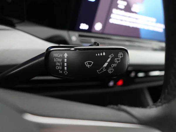 VOLKSWAGEN Golf (2024) — foto 16 van 28