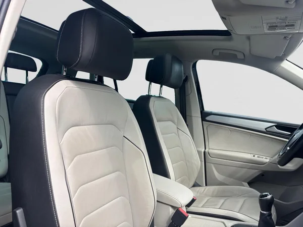VOLKSWAGEN Tiguan (2017) — foto 17 van 19