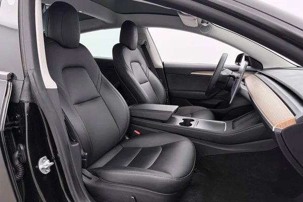 Tesla Model 3 (2023) — foto 21 van 40