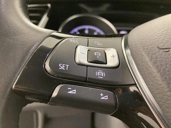 VOLKSWAGEN Touran (2019) — foto 9 van 36