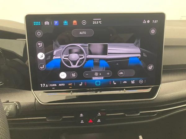 VOLKSWAGEN Golf VIII (2025) — foto 14 van 36