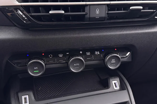 Citroen C4 (2023) — foto 9 van 32