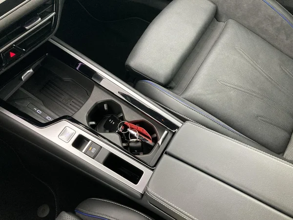 VOLKSWAGEN Passat SW (2024) — foto 16 van 36
