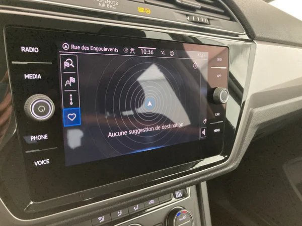 VOLKSWAGEN Touran (2020) — foto 22 van 36