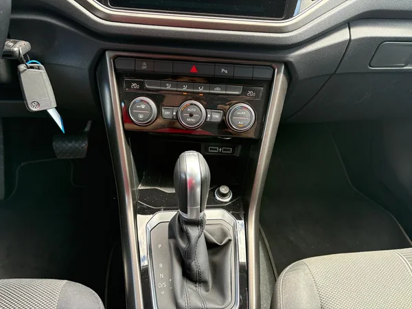 VOLKSWAGEN T-Roc (2018) — foto 3 van 21