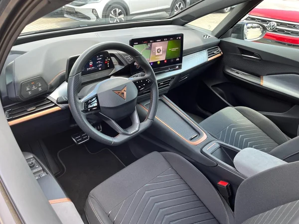 CUPRA Born (2024) — foto 2 van 17