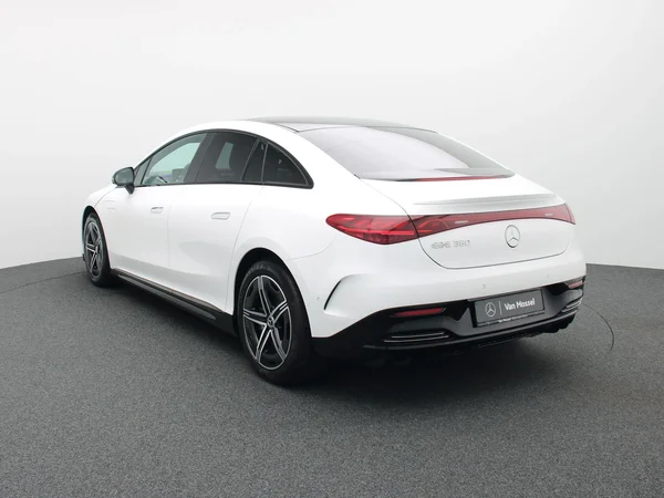 Mercedes-Benz EQE (2024) — foto 12 van 34
