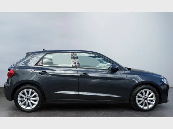 Audi A1 Sportback (2024) — foto 17 van 23