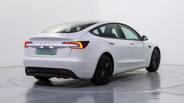 Tesla Model 3 (2023) — foto 45 van 49