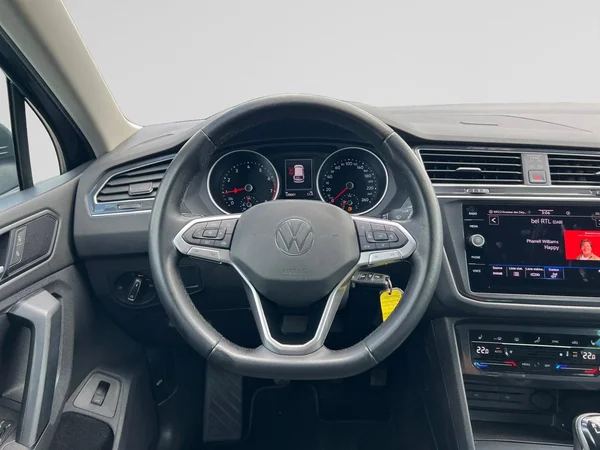 VOLKSWAGEN Tiguan (2021) — foto 16 van 18