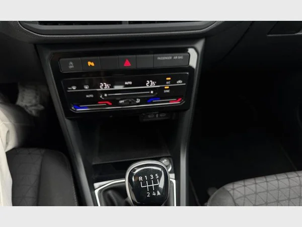 Volkswagen T-CROSS (2023) — foto 13 van 22