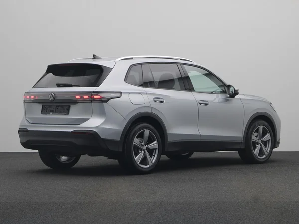 VOLKSWAGEN Tiguan (2024) — foto 12 van 23