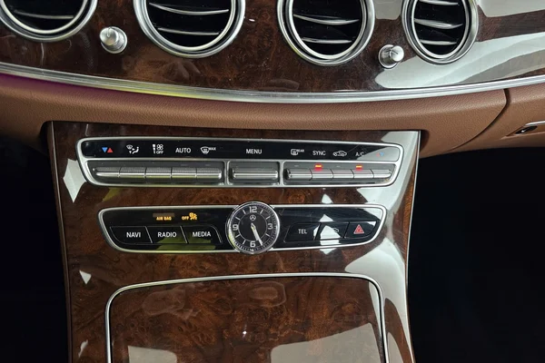 Mercedes-Benz E-Class (W213) (2019) — foto 2 van 34