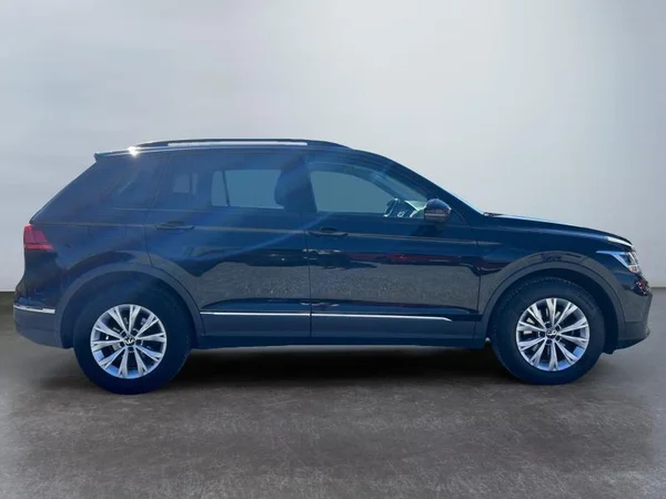 VOLKSWAGEN Tiguan (2023) — foto 29 van 31