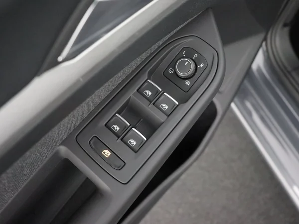 VOLKSWAGEN Golf (2024) — foto 20 van 28