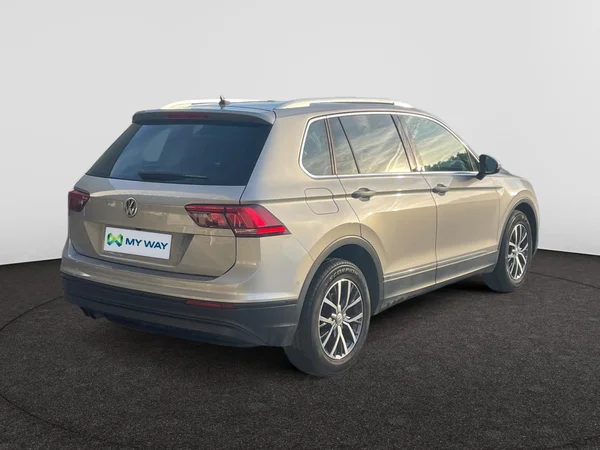 VOLKSWAGEN Tiguan (2017) — foto 17 van 21