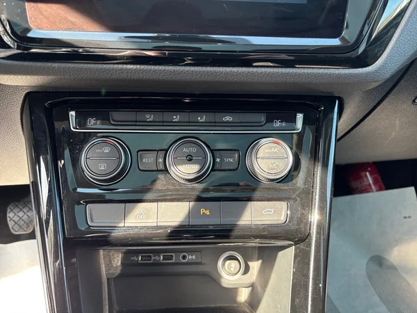 VOLKSWAGEN Touran (2019) — foto 10 van 20