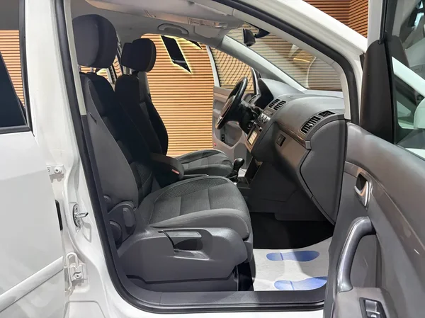 Volkswagen Touran (2015) — foto 6 van 22
