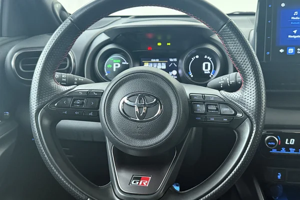 Toyota Yaris Hybrid (HEV) (2023) — foto 2 van 21