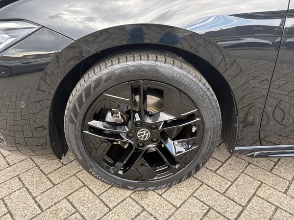 VOLKSWAGEN Passat SW (2024) — foto 15 van 23