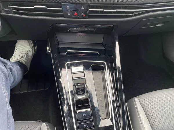 VOLKSWAGEN Golf VIII GTE (2024) — foto 2 van 16