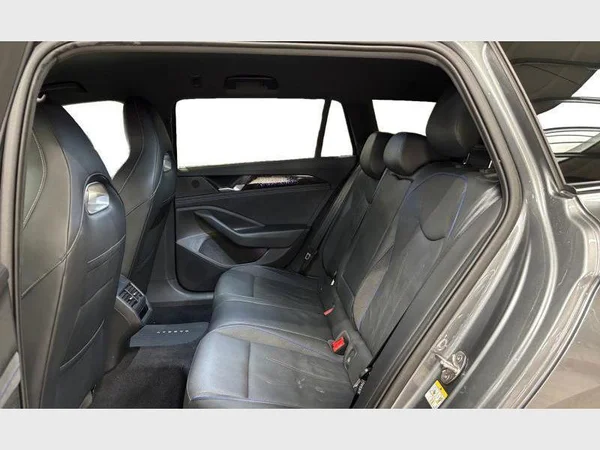 Volkswagen Passat Variant (2024) — foto 3 van 38