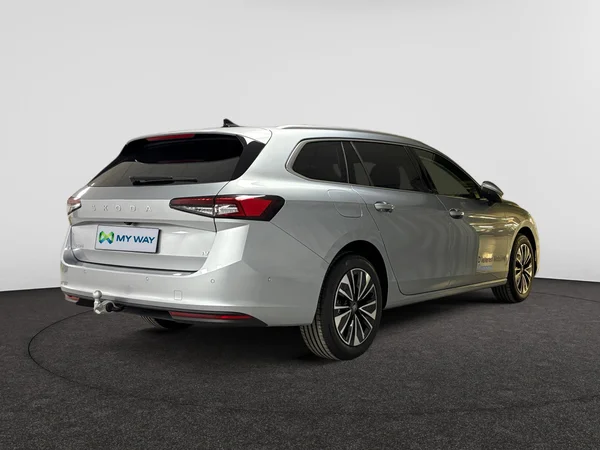 SKODA Superb Combi PHEV (2025) — foto 8 van 15