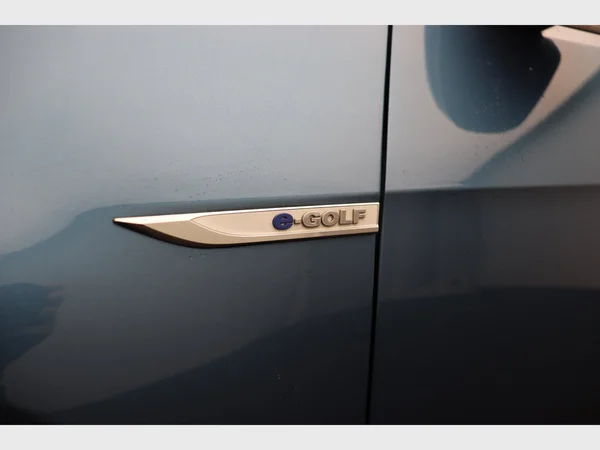 VOLKSWAGEN e-Golf (2016) — foto 22 van 24