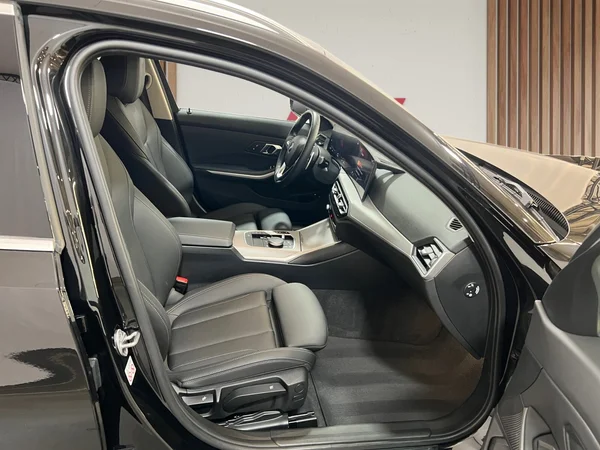 BMW 320 (2023) — foto 21 van 29