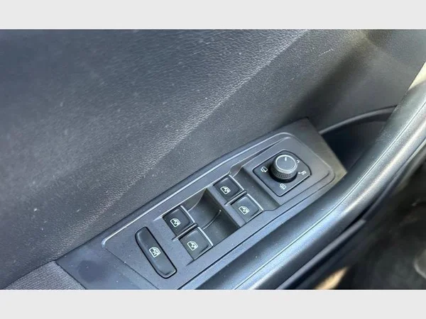 Volkswagen T-Roc (2019) — foto 18 van 26