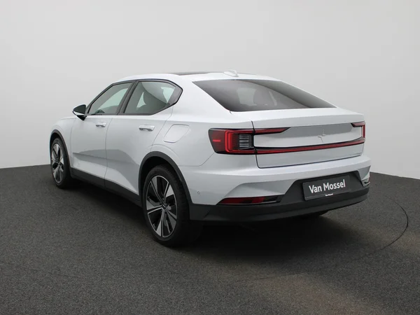 Polestar 2 (2022) — foto 12 van 40