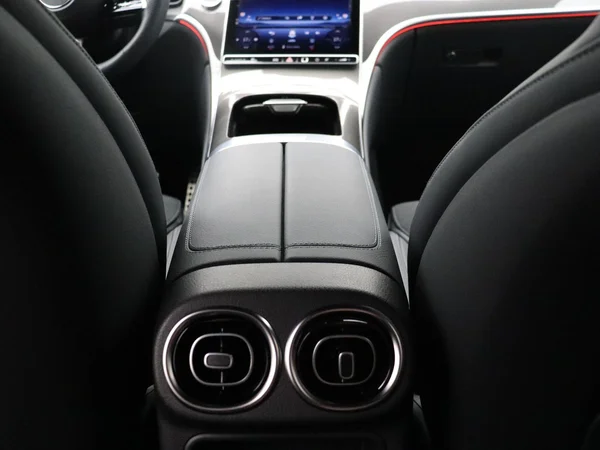 Mercedes-Benz GLC (2025) — foto 10 van 28