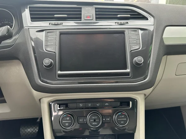 VOLKSWAGEN Tiguan (2016) — foto 5 van 16