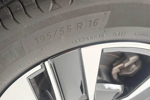 Peugeot 208 (2025) — foto 3 van 27