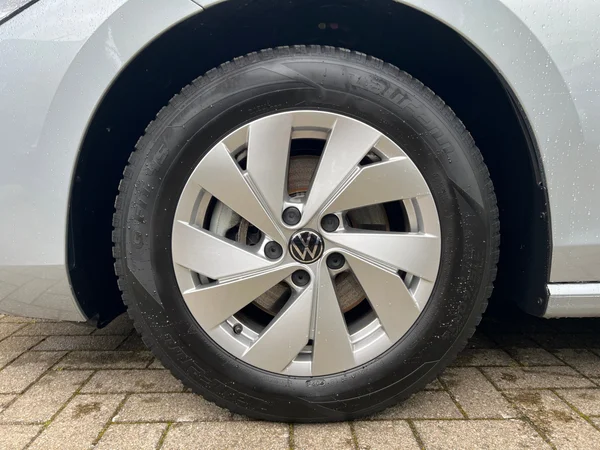 VOLKSWAGEN Passat SW (2024) — foto 15 van 23