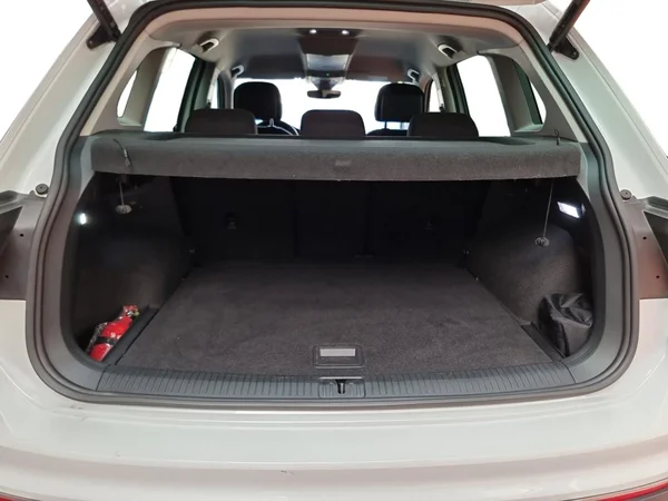 VOLKSWAGEN Tiguan (2022) — foto 13 van 22