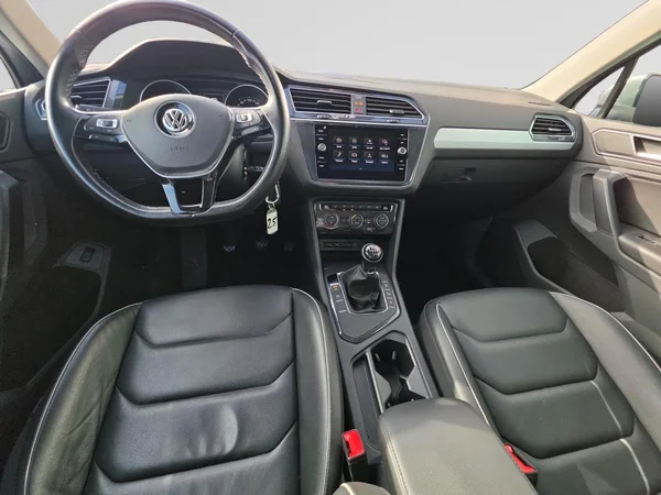 VOLKSWAGEN Tiguan (2019) — foto 2 van 24