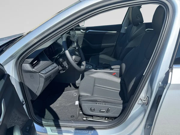 SKODA Octavia Combi (2025) — foto 2 van 24