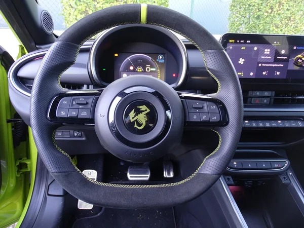 Abarth 600e (2025) — foto 19 van 32