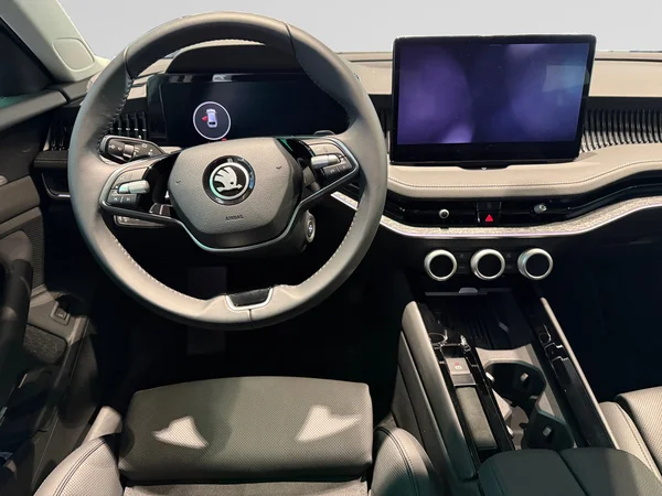 SKODA Superb Combi (2025) — foto 10 van 18