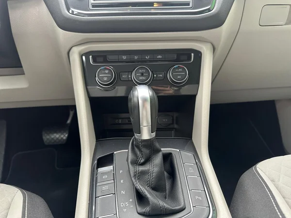 VOLKSWAGEN Tiguan (2016) — foto 4 van 16