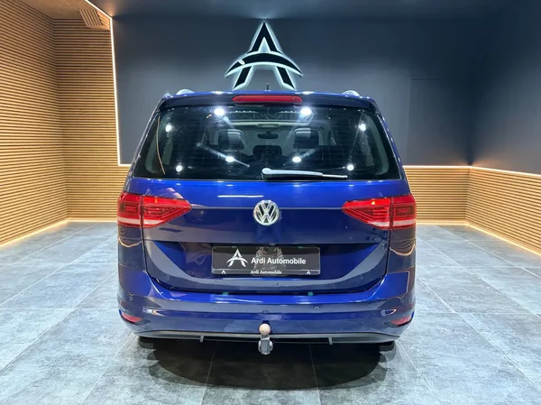 Volkswagen Touran (2016) — foto 23 van 27