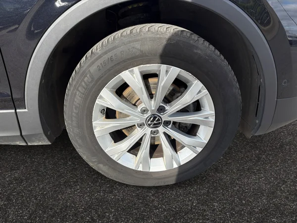 VOLKSWAGEN Tiguan (2023) — foto 14 van 21