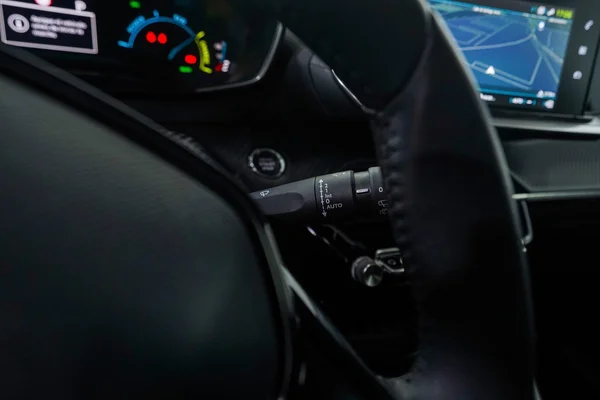 Peugeot E-208 (2021) — foto 10 van 51