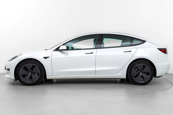 Tesla Model 3 (2023) — foto 12 van 83