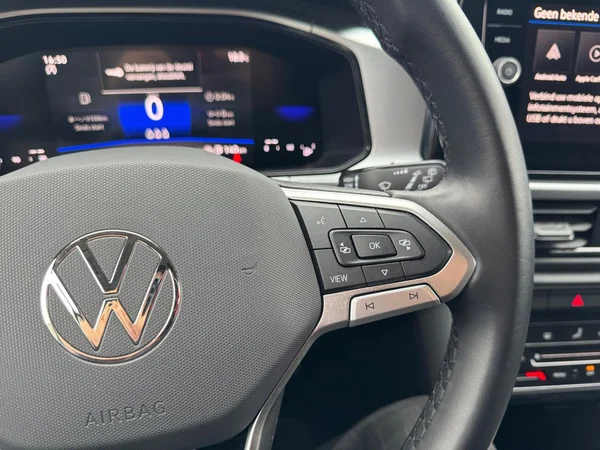 VOLKSWAGEN T-Roc (2024) — foto 4 van 18